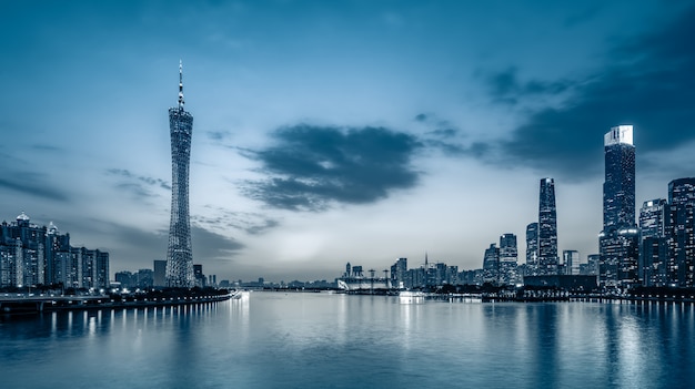 Horizonte de la ciudad de Guangzhou y paisaje de arquitectura en la noche