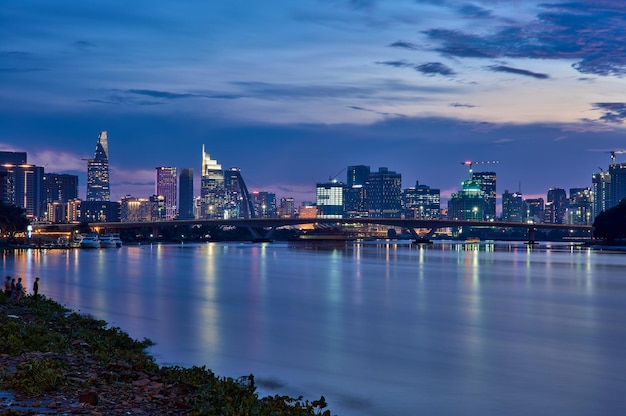 Horizonte de la ciudad de Ho Chi Minh y el río Saigón al atardecer