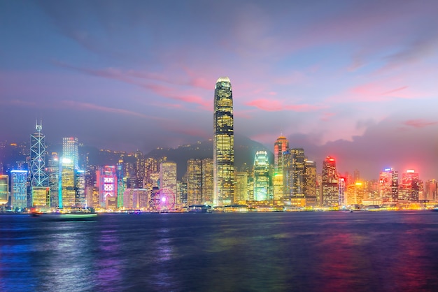 Horizonte de la ciudad de Hong Kong en el panorama de China desde el otro lado del puerto de Victoria.