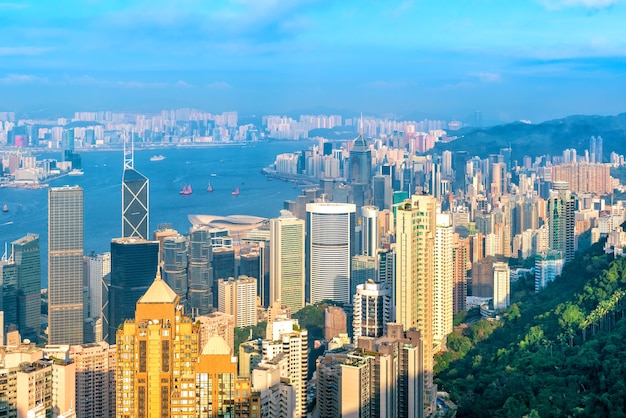 Horizonte de la ciudad de Hong Kong con vista al puerto Victoria desde la vista superior