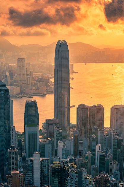 Horizonte de la ciudad de Hong Kong en la vista del amanecer desde la montaña Peak.