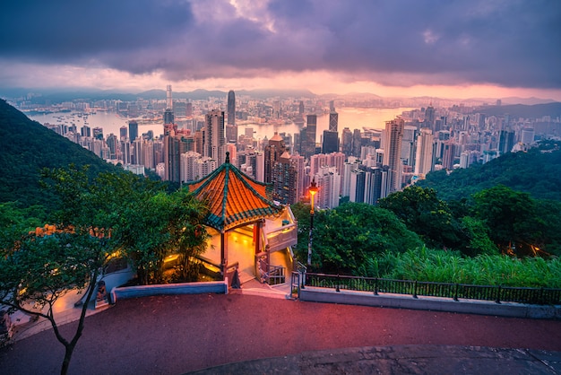 Horizonte de la ciudad de Hong Kong en la vista del amanecer desde la montaña Peak.