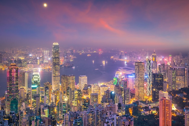 El horizonte de la ciudad de Hong Kong con vistas al puerto de Victoria en el crepúsculo desde la vista superior