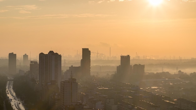 Horizonte de la ciudad industrial en la mañana jiujiang china