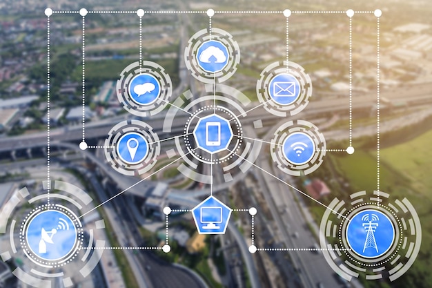 Horizonte de la ciudad inteligente con iconos de red de comunicación inalámbrica. Concepto de Internet de las cosas IOT.