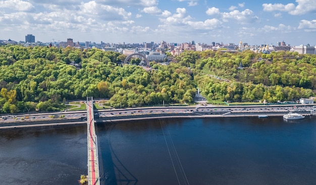 El horizonte de la ciudad de Kiev y la vista aérea del dron del río Dnipro desde arriba del puente del parque de las colinas de Kiev Ucrania