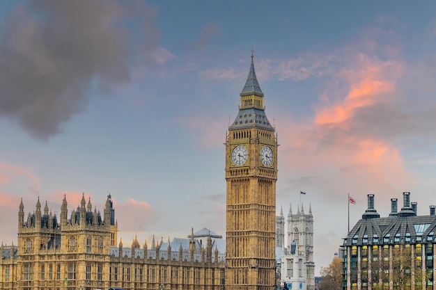 El horizonte de la ciudad de Londres con el Big Ben y el paisaje urbano de las Casas del Parlamento en el Reino Unido