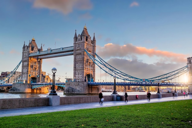 Horizonte de la ciudad de Londres con el paisaje urbano de Tower Bridge en Reino Unido