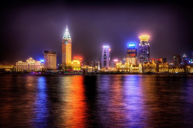 Foto un horizonte de la ciudad con una luz azul y roja en el fondo