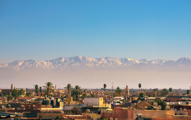 El horizonte de la ciudad de Marrakech con las montañas del Atlas al fondo