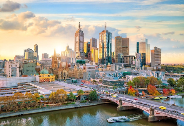 El horizonte de la ciudad de Melbourne al crepúsculo en Australia