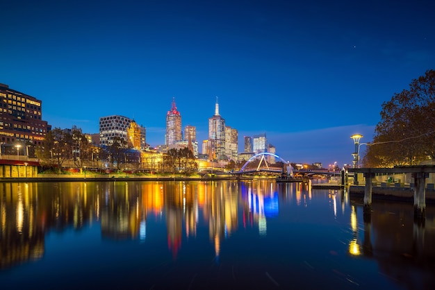 El horizonte de la ciudad de Melbourne en el crepúsculo en Australia