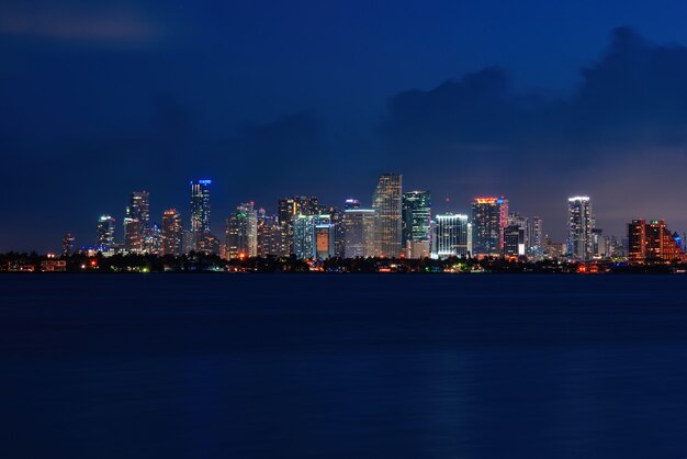 Horizonte de la ciudad miami iluminación luces mar océano puesta de sol noche paisaje urbano edificios centro arquitectura ...