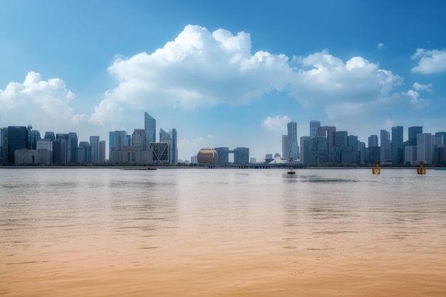 Horizonte de la ciudad moderna en la ciudad nueva del río Qiantang, Hangzhou, China