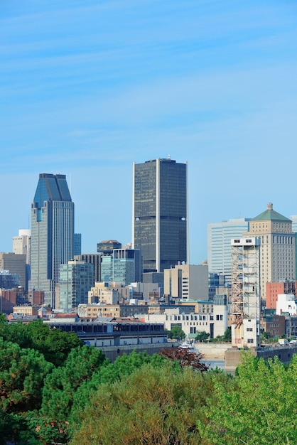 Horizonte de la ciudad de Montreal en el día con edificios urbanos