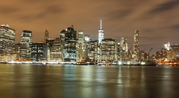 Foto el horizonte de la ciudad por la noche