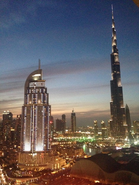 Foto el horizonte de la ciudad por la noche