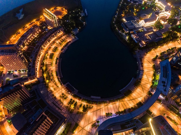 Horizonte de la ciudad por la noche