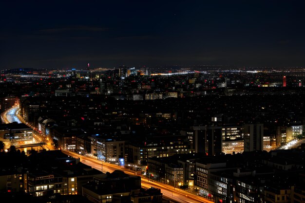 Foto un horizonte de la ciudad por la noche