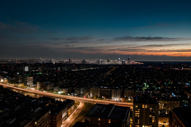 Foto un horizonte de la ciudad por la noche