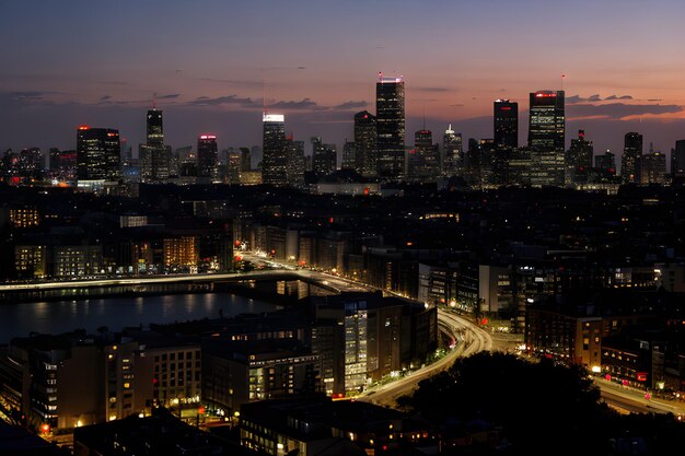 Foto un horizonte de la ciudad por la noche