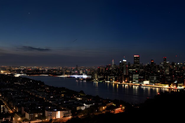 un horizonte de la ciudad por la noche