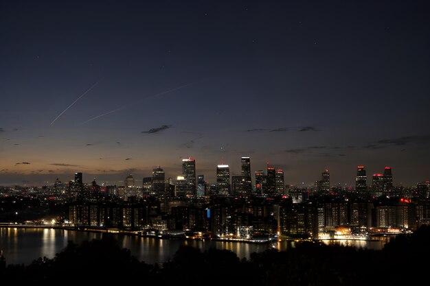 Foto un horizonte de la ciudad por la noche