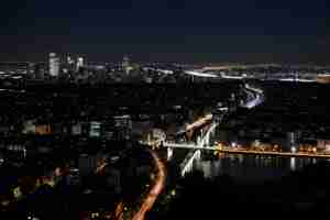 Foto un horizonte de la ciudad por la noche