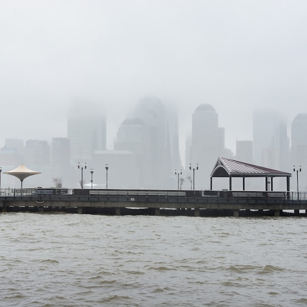 Horizonte de la ciudad de Nueva York en un día lluvioso