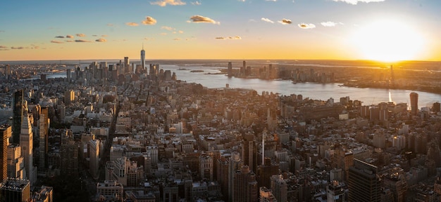 Horizonte de la ciudad de Nueva York con rascacielos urbanos al atardecer EE.UU.