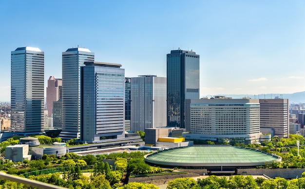 Horizonte de la ciudad de Osaka en Japón, vista desde el castillo