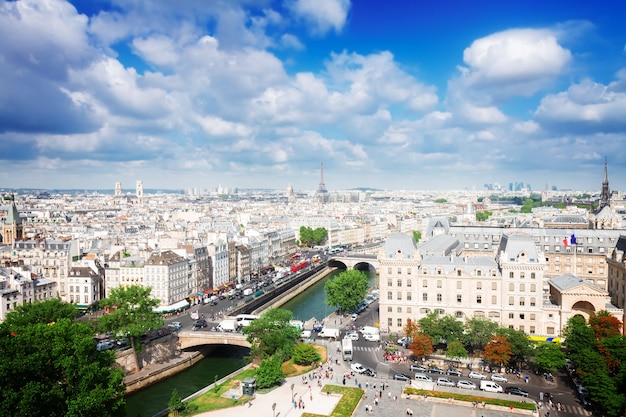 Horizonte de la ciudad de París en un día soleado de verano, Francia, tonos retro