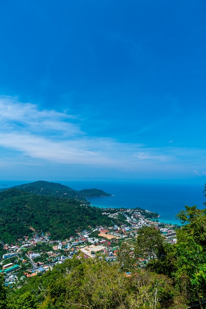 Horizonte de la ciudad de Phuket con playa de mar