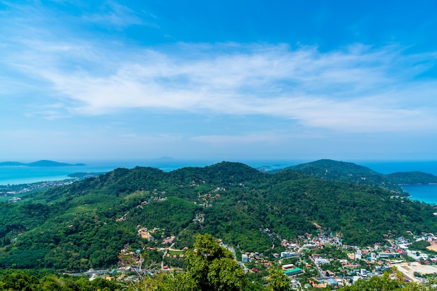 Horizonte de la ciudad de Phuket con playa de mar