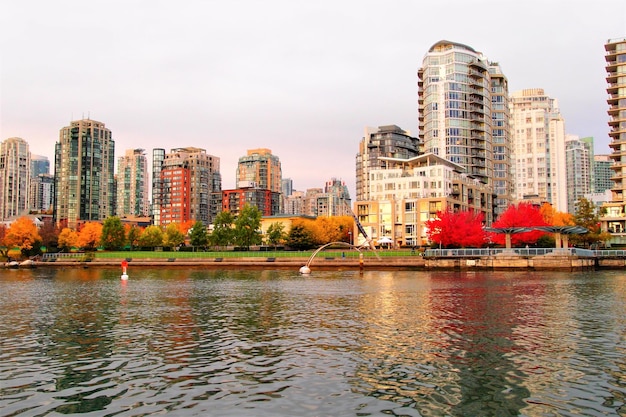 Foto el horizonte de la ciudad por el río contra el cielo