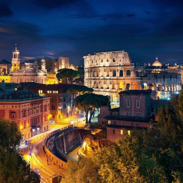 El horizonte de la ciudad de Roma por la noche