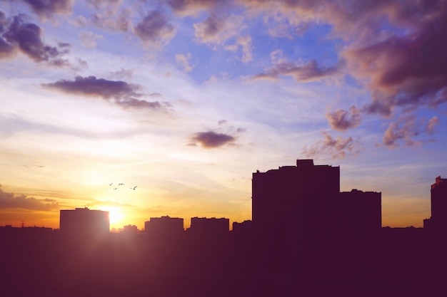 Foto horizonte de la ciudad con siluetas de edificios en el cielo al atardecer