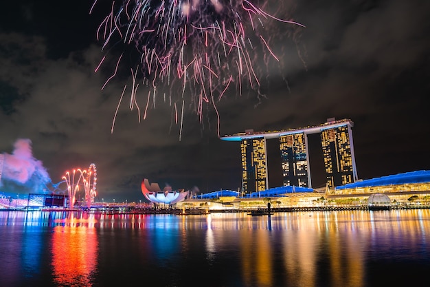 El horizonte de la ciudad de Singapur con un moderno edificio de arquitectura de rascacielos para el concepto de negocios financieros y viajes en el paisaje urbano de Asia, un hito urbano, la bahía del puerto deportivo en el cielo del atardecer del distrito nocturno