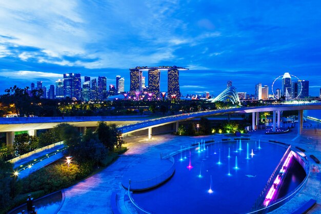 Horizonte de la ciudad de Singapur en la noche