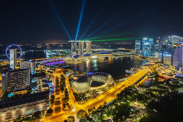 Horizonte de la ciudad de Singapur en la noche