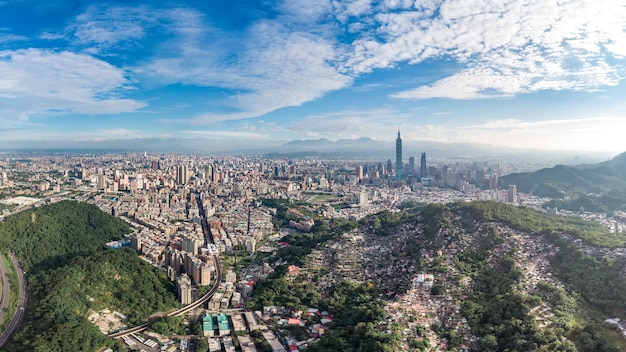 Horizonte de la ciudad de Taipei en el centro de Taipei Taiwán