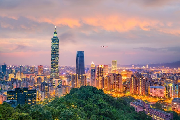 Horizonte de la ciudad de Taipei en el crepúsculo en Taiwán