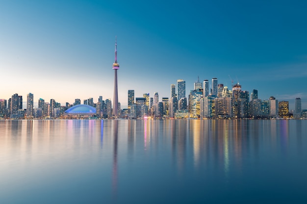 Foto el horizonte de la ciudad de toronto por la noche, ontario, canadá