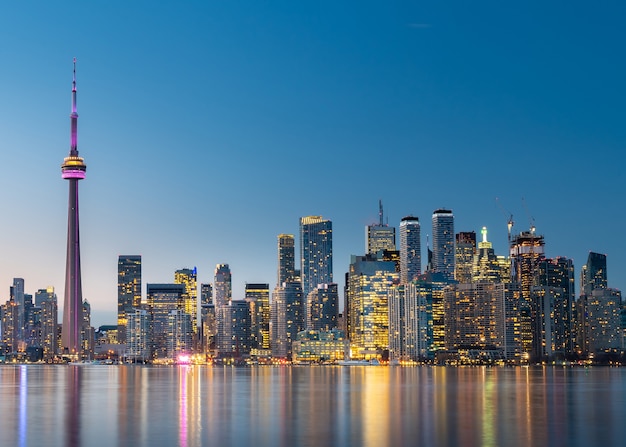 El horizonte de la ciudad de Toronto por la noche, Ontario, Canadá