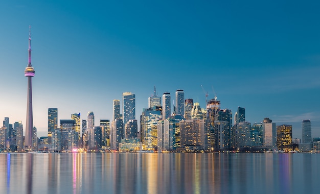 El horizonte de la ciudad de Toronto por la noche, Ontario, Canadá