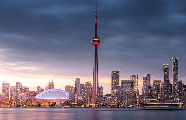 Horizonte de la ciudad de Toronto en la noche, Ontario, Canadá