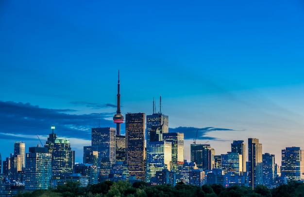 Horizonte de la ciudad de toronto en la noche, ontario, canadá