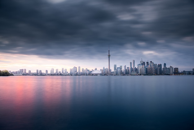 Horizonte de la ciudad de Toronto en la noche, Ontario, Canadá