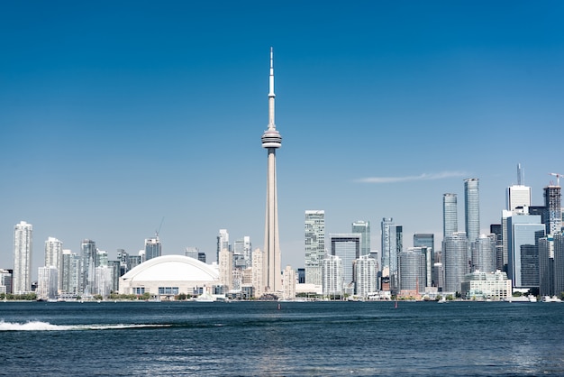 Horizonte de la ciudad de Toronto sobre el lago