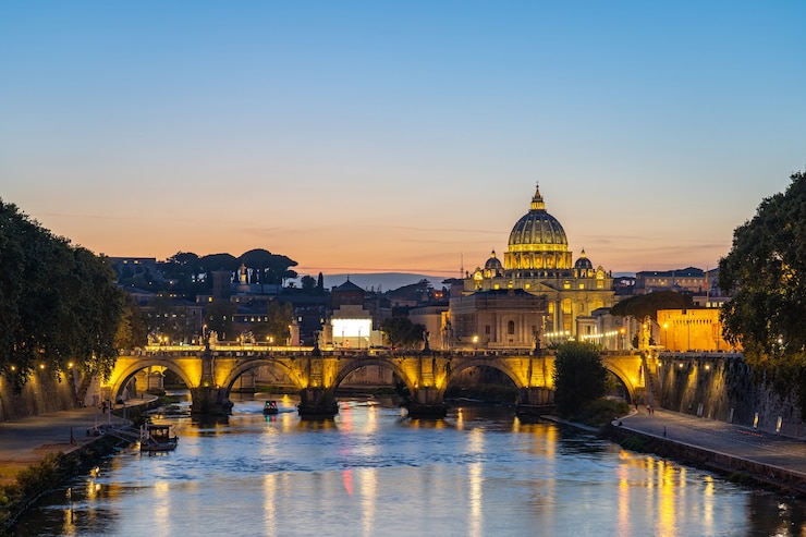 Foto horizonte de la ciudad del vaticano con vistas al río tíber en roma, italia.